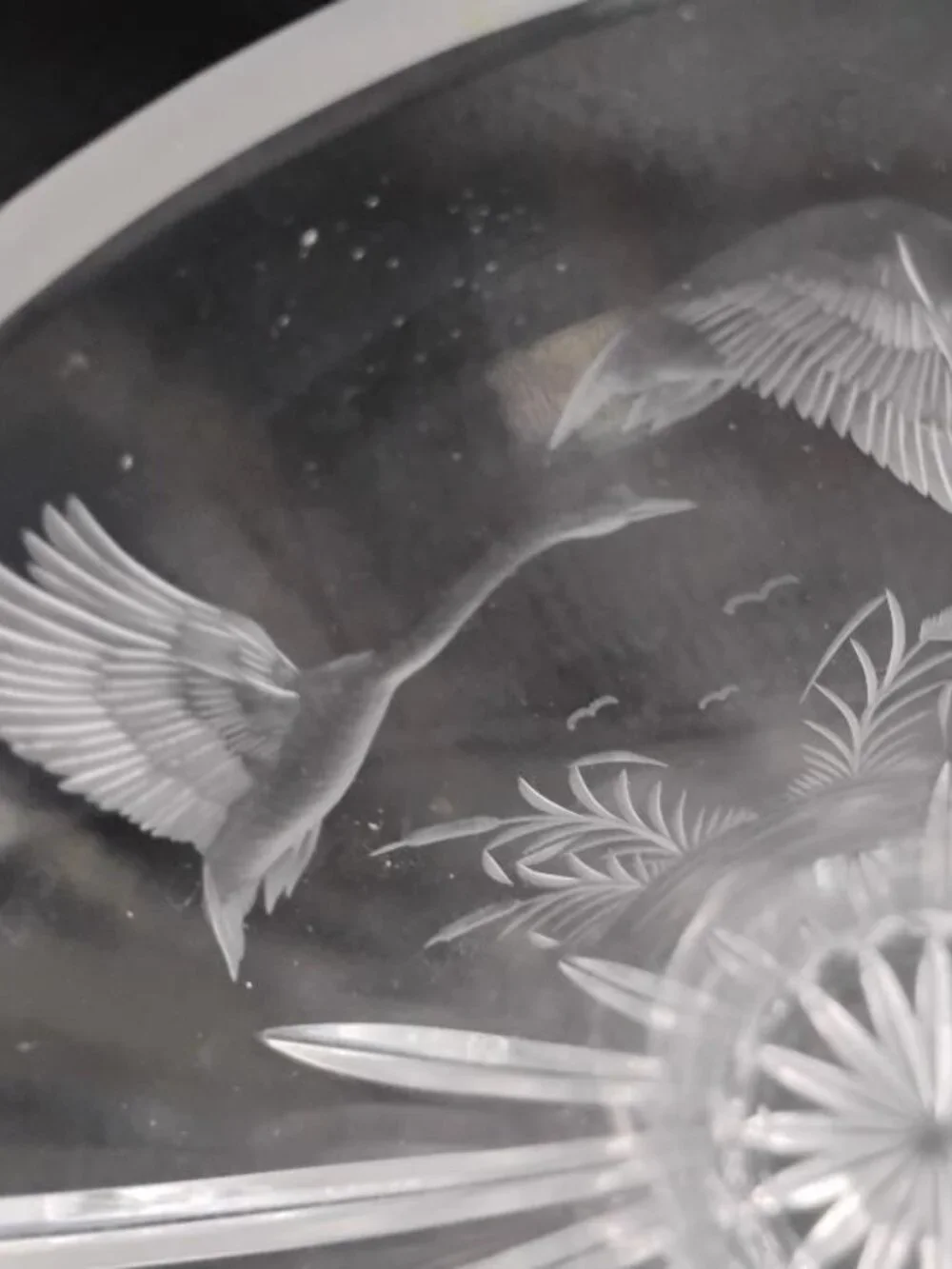Ribbed crystal glass vase with swan etching